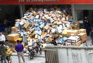 经开区一小区建筑垃圾池“爆仓”！臭得居民不敢开窗