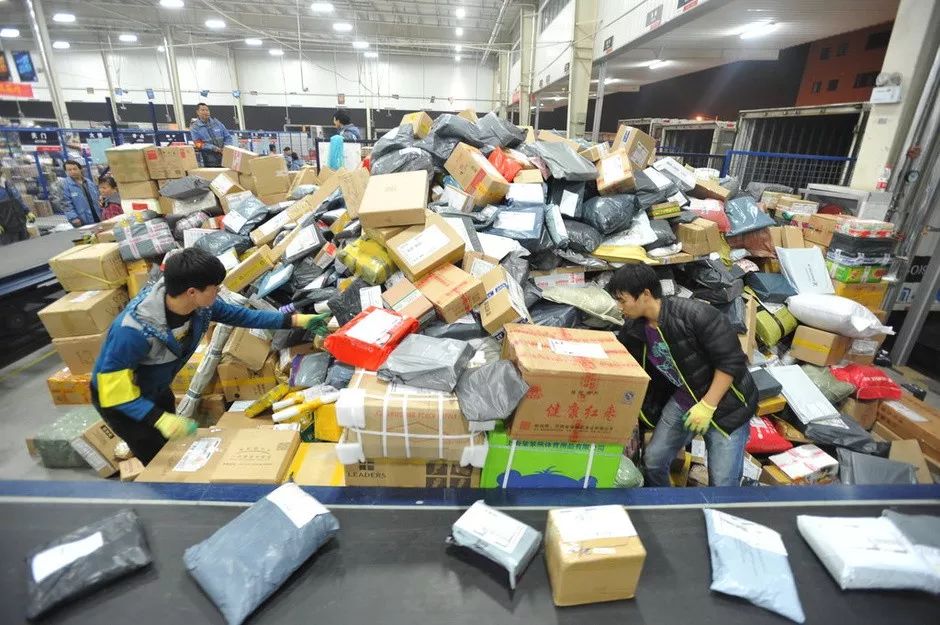 加密货币崩了！比特币一度跌破82000美元关口近40万人爆仓