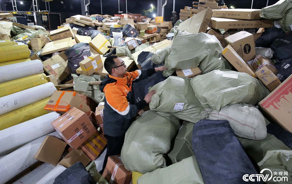 比特币最高逼近92万美元近10万人爆仓美联储降息概率升至85%